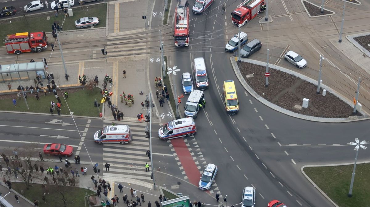 Řidič v centru Štětína vrazil do lidí čekajících na tramvaj. Vjel do nich úmyslně